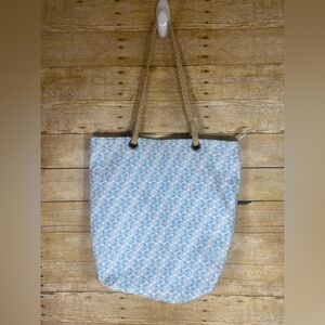 Crabtree Evelyn Light Blue Clamshell Canvas Beach Tote Zippered Top Coastal Chic